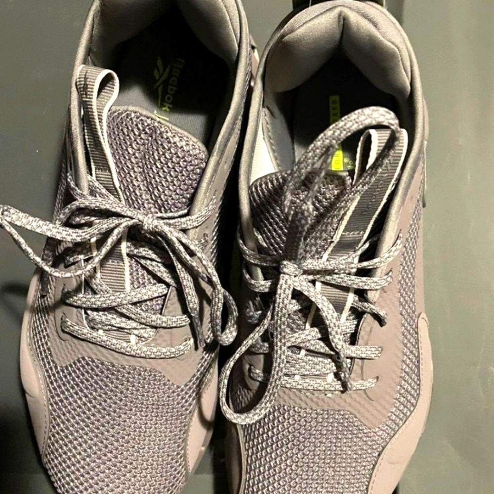Reebok women's Zig Zag sneakers Size 8.